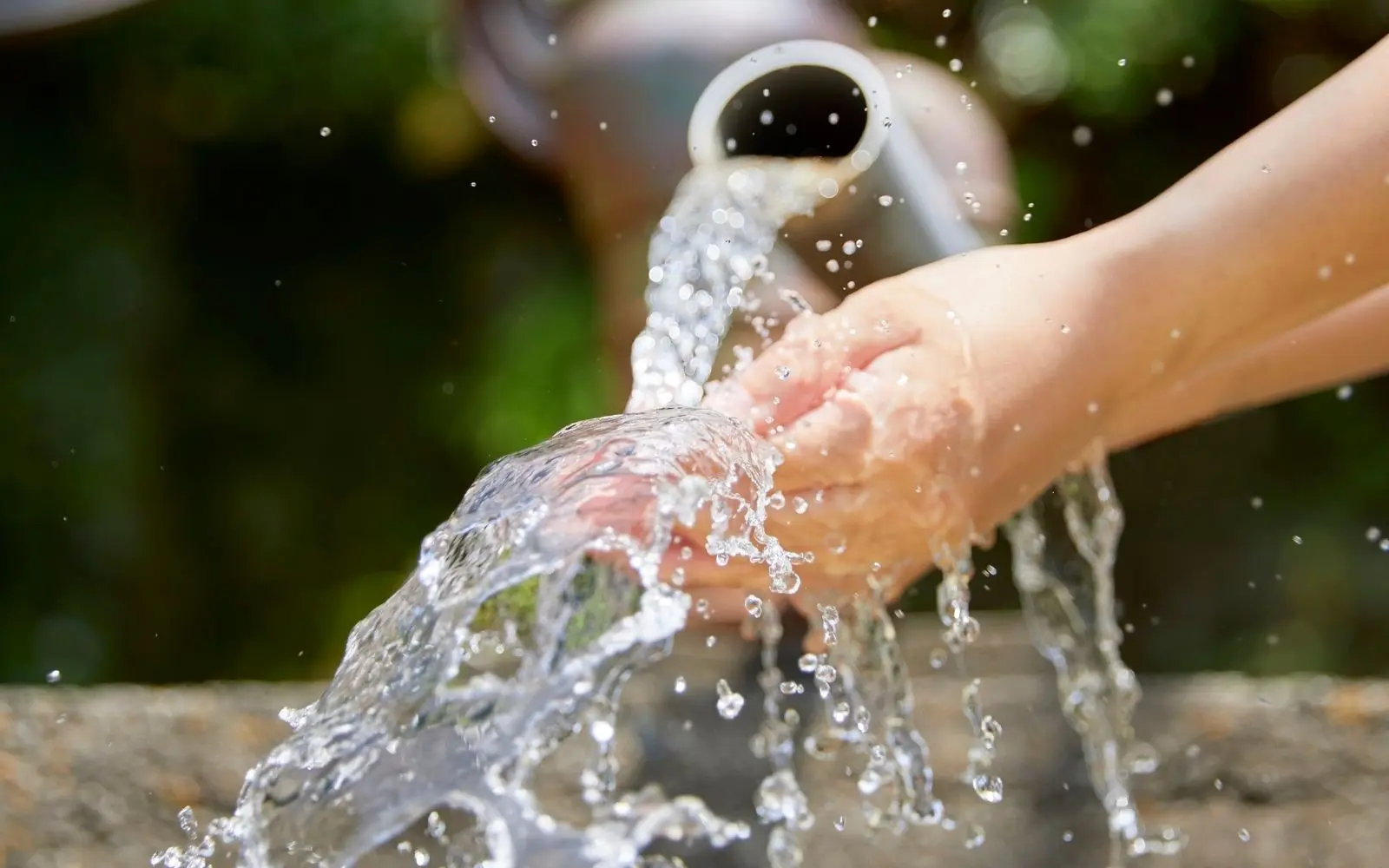 Adoucisseur d’eau : pourquoi installer un système anti-calcaire dans votre logement ?